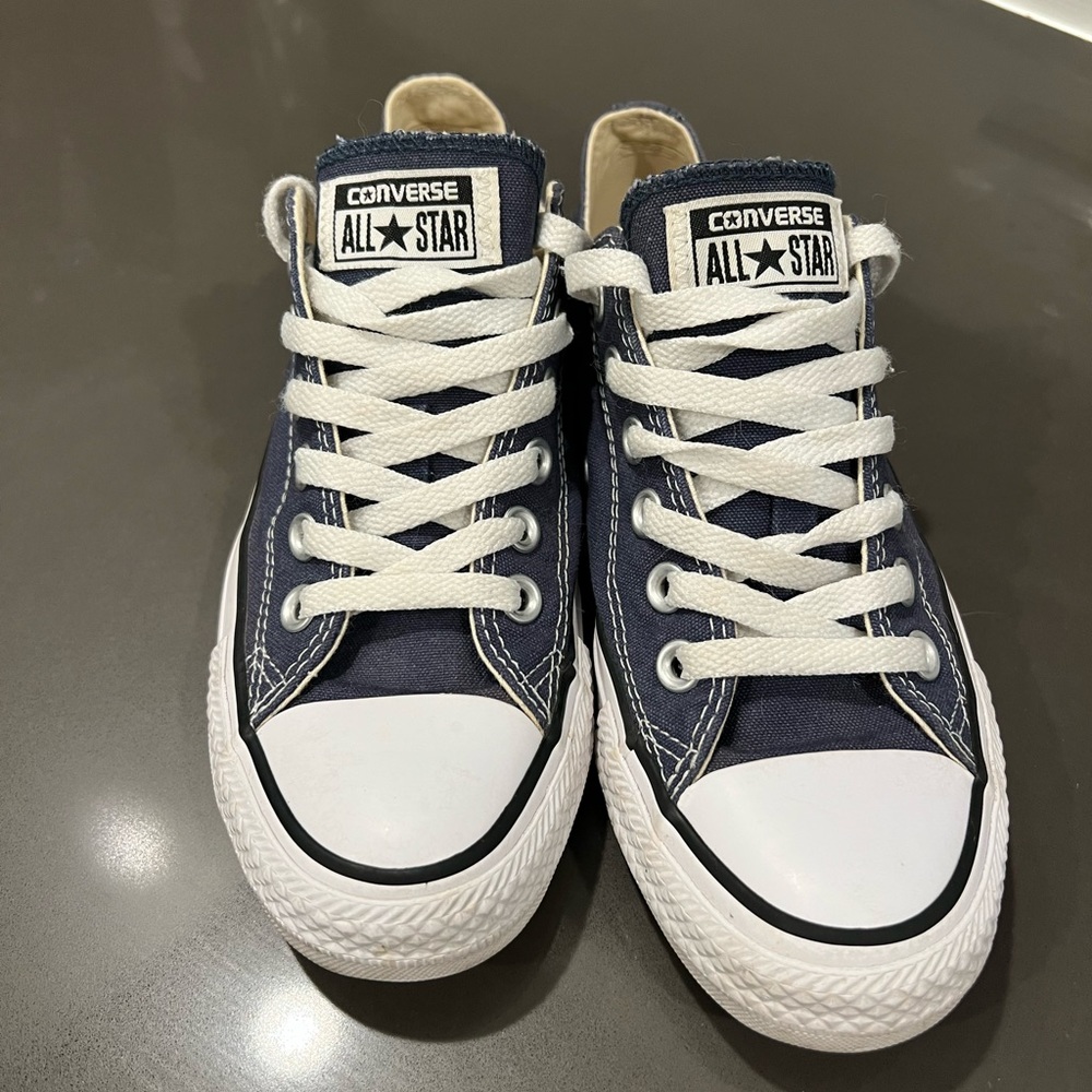 Converse shoes. Navy blue. Like new condition.